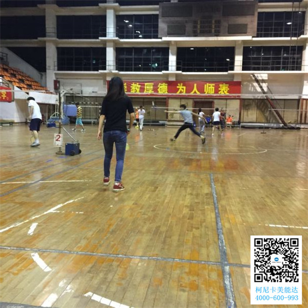 師傅跑起來(lái)接球了