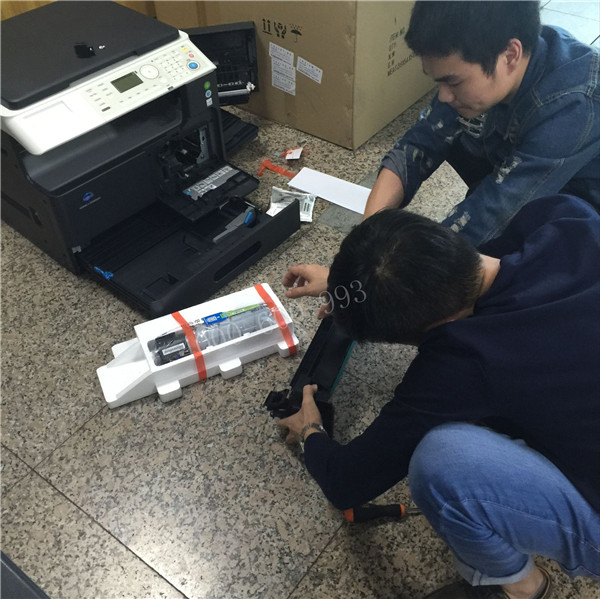 范師傅看到蔡師傅在打電話，然后過來幫忙裝機(jī)器