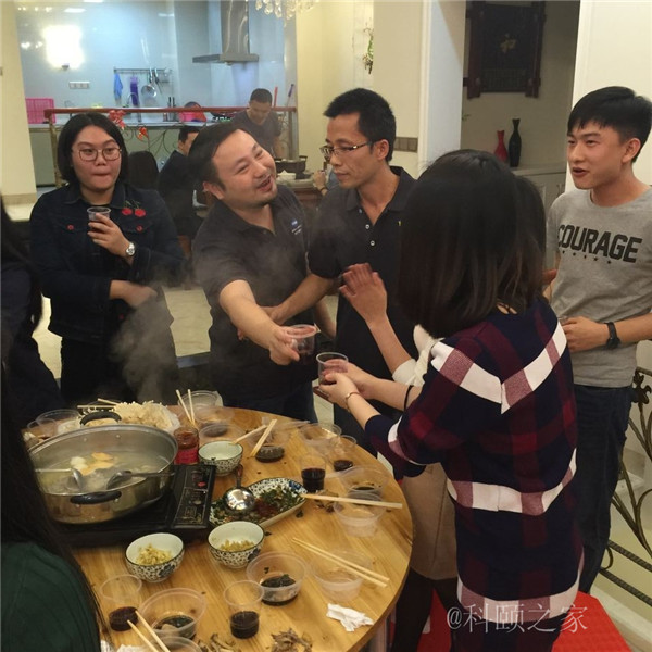 科頤兩位老板過來敬酒，大家苦樂融融-科頤辦公