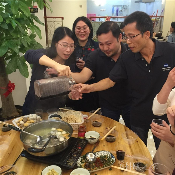 科頤兩位老板過來敬酒，大家苦樂融融-科頤辦公