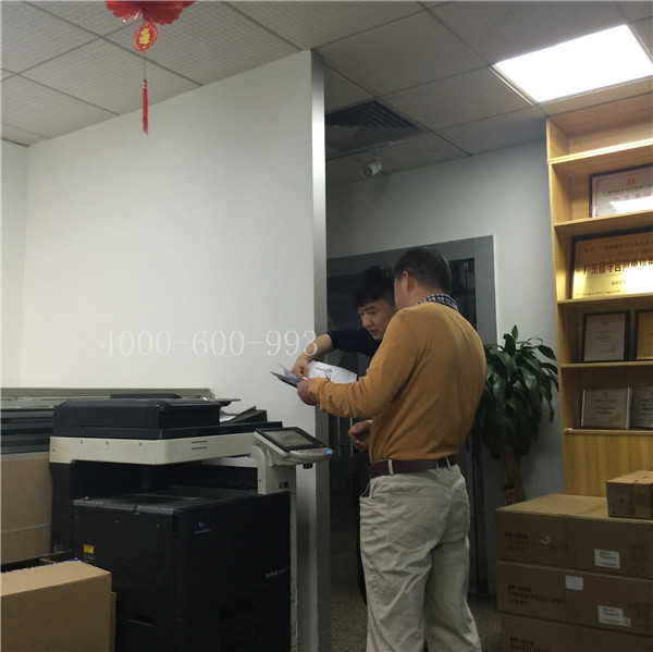 蔡師傅在和陳先生說柯尼卡美能達(dá)C360機(jī)器的效果問題-科頤辦公