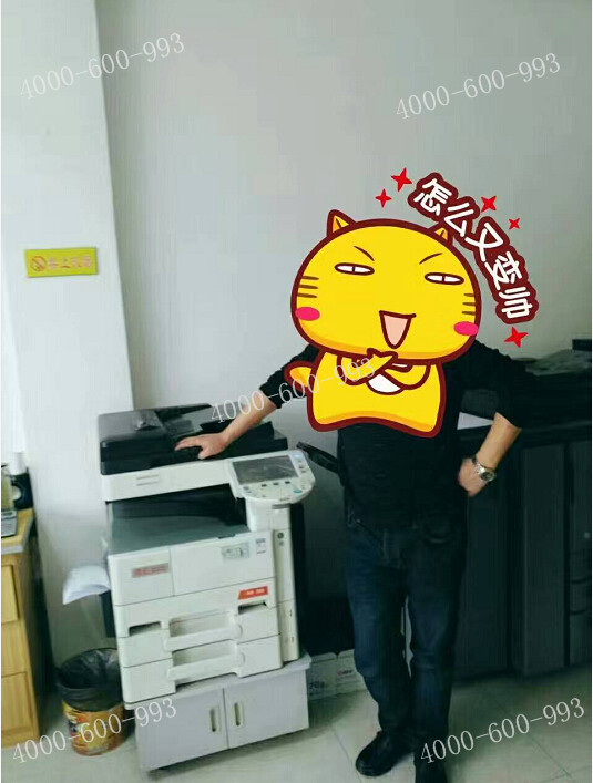 復印機與模特的照片-科頤辦公