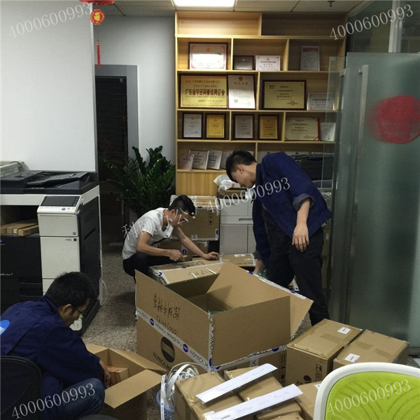 全新原裝柯尼卡美能達(dá)復(fù)印機(jī)配件回貨，同事在整理-科頤辦公