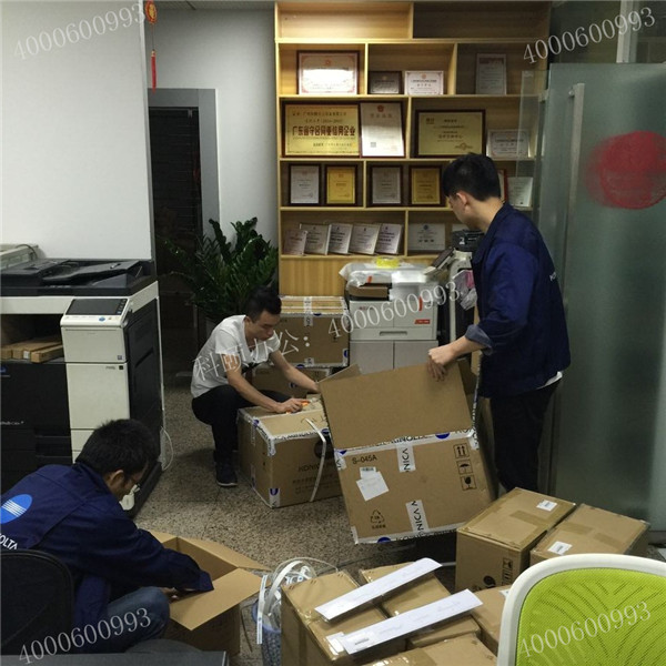 全新原裝柯尼卡美能達(dá)復(fù)印機(jī)配件回貨，同事在整理-科頤辦公