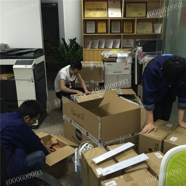 全新原裝柯尼卡美能達(dá)復(fù)印機(jī)配件回貨，同事在整理-科頤辦公