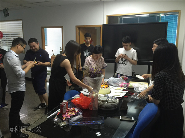 柯尼卡美能達復印機代理商--科頤之家家人一起分享美味的蛋糕