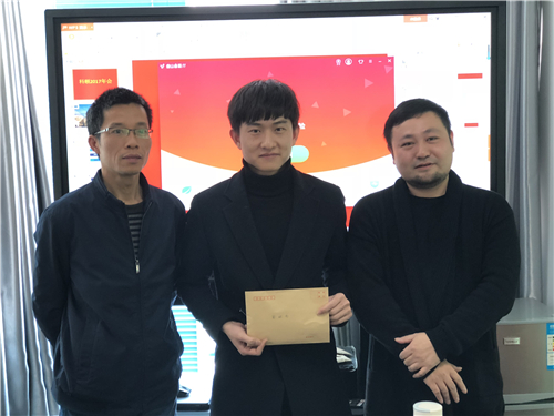 小蔡哥哥領(lǐng)到年終獎(jiǎng)啦！-科頤