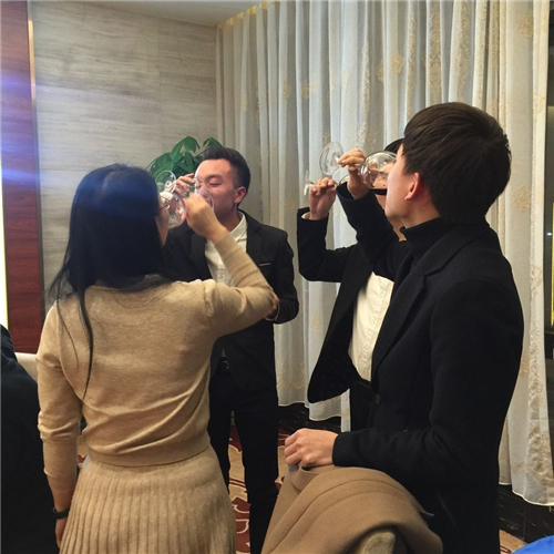 科頤2017年年會團圓飯，把酒飲歡